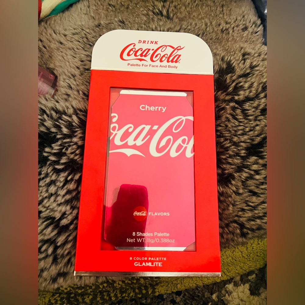 GLAMLITE X COCO COLA PALETTE LIMITED EDITION NEW